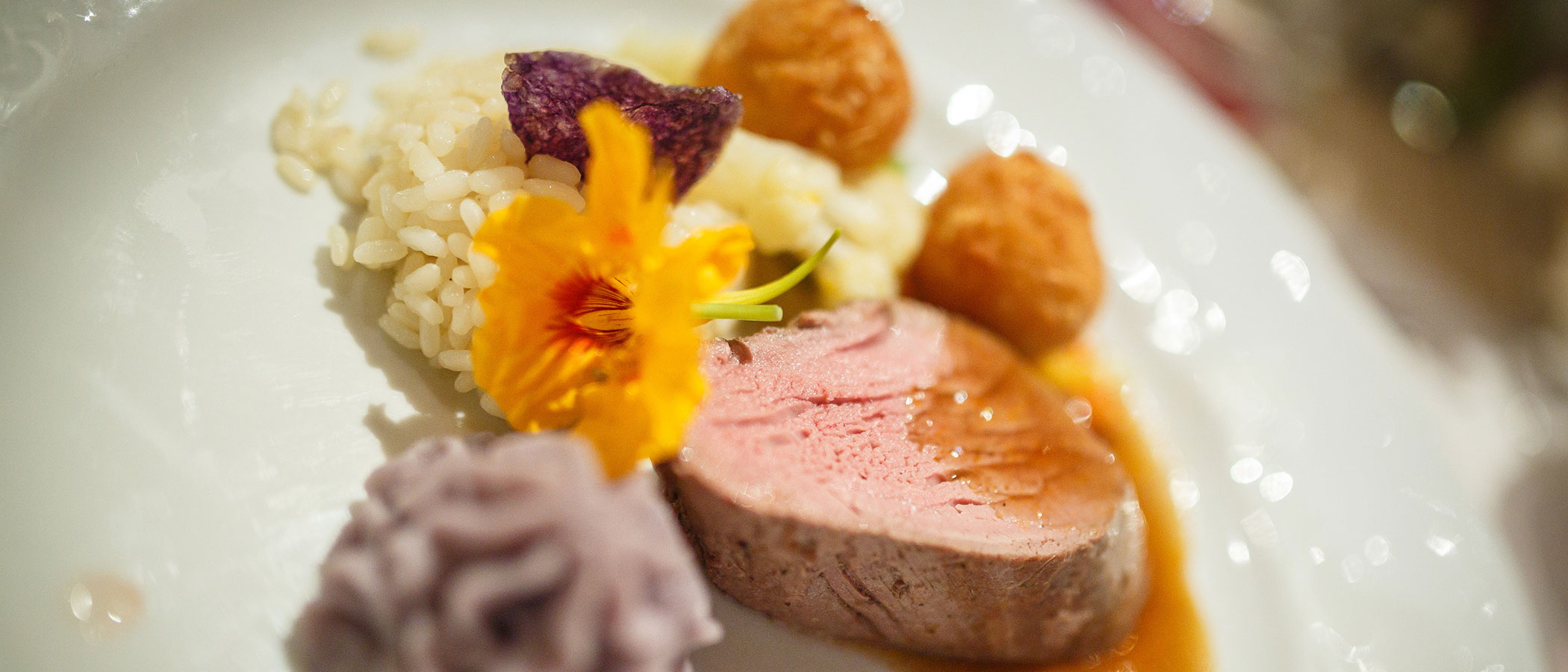 Cena - piatto con carne e riso - decorazione fiore - Hotel Amaten