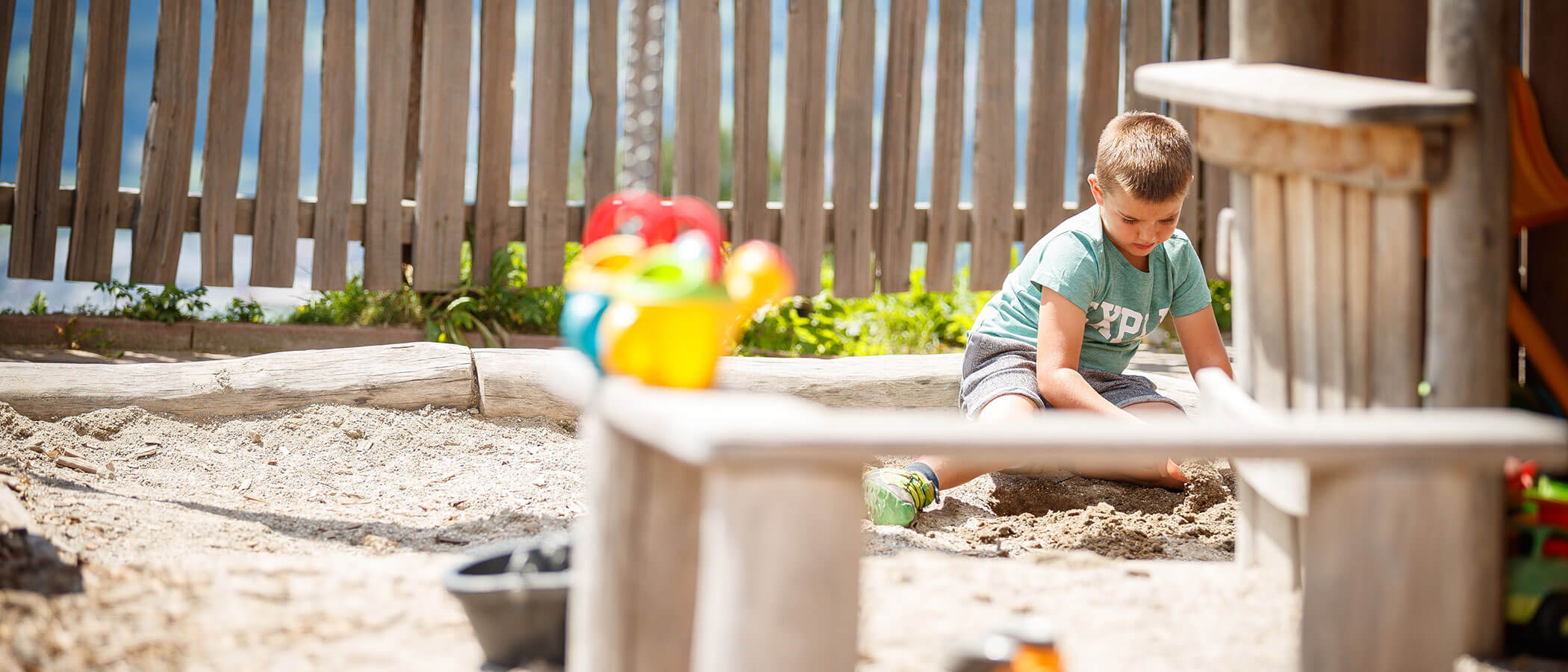 Boy playing in the sandpit in Ameto - Hotel Amaten
