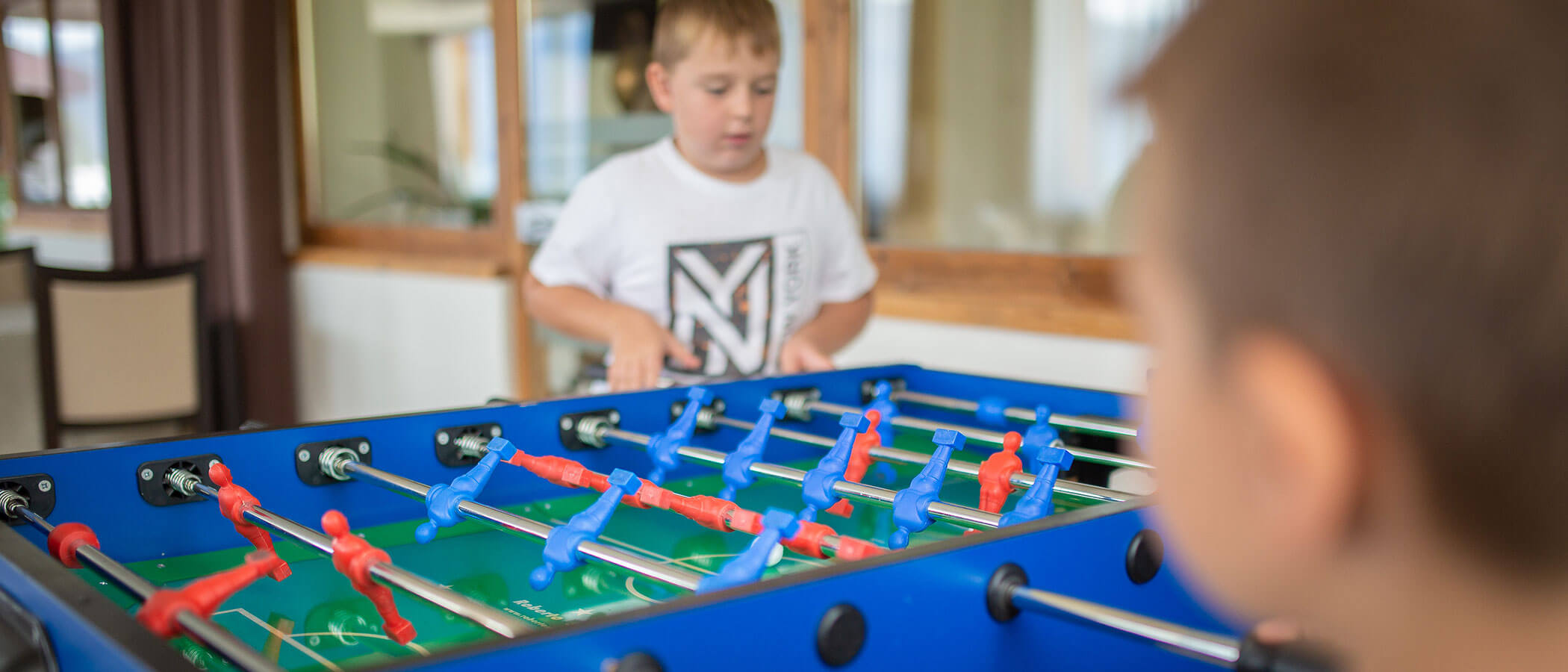 Table soccer with two boys - Hotel Amaten