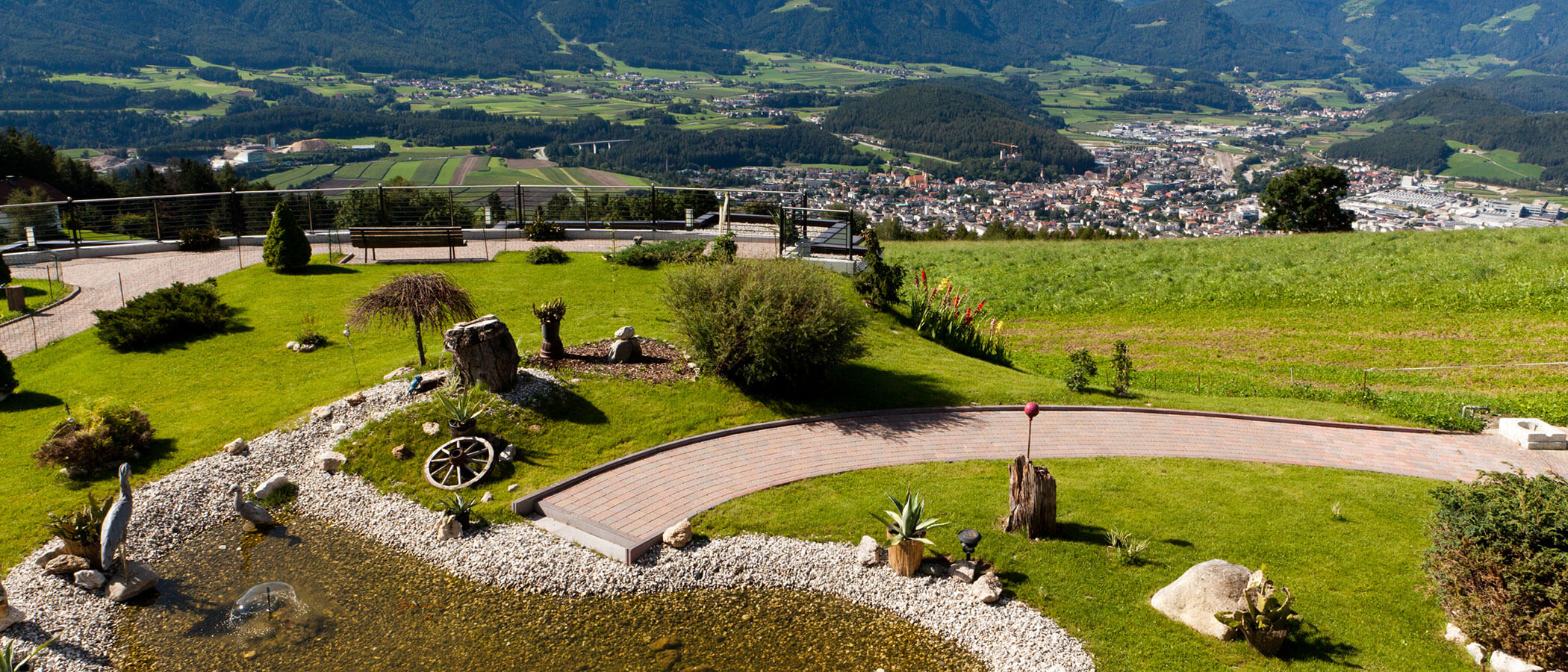 Garden with terrace in summer - Hotel Amaten