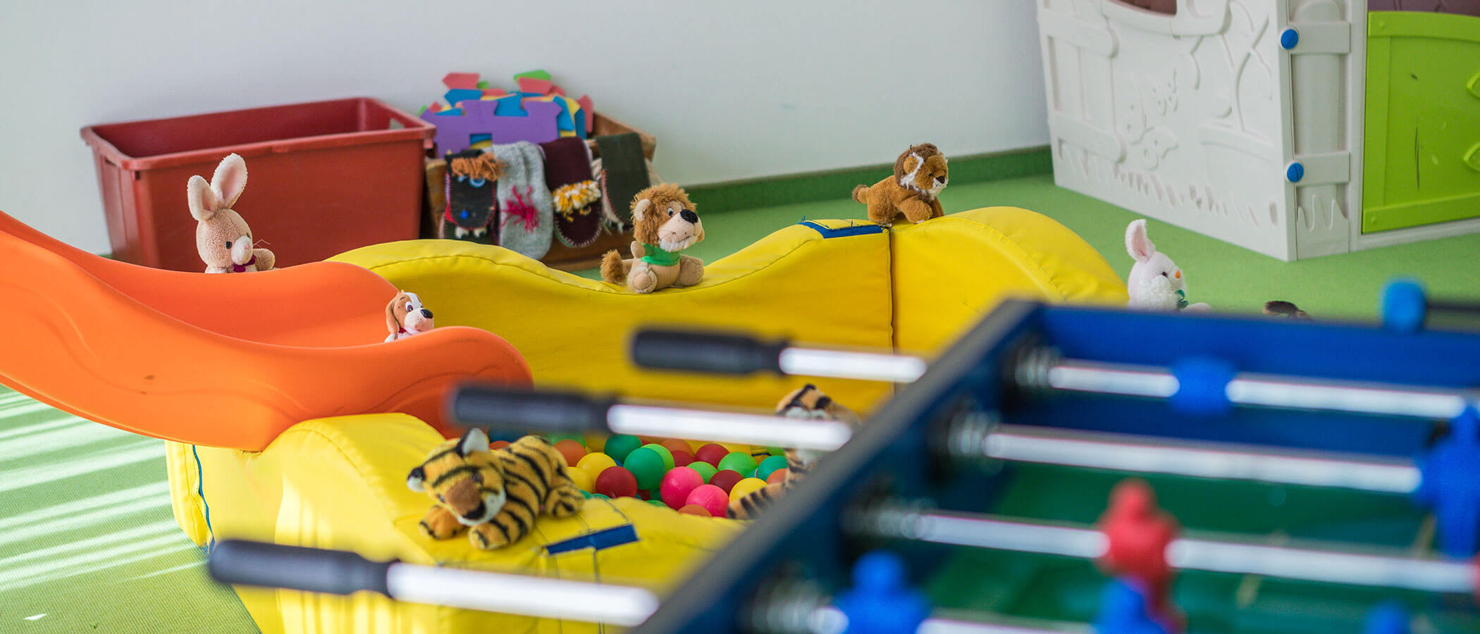 Playroom - detail - ball pool with cuddly toys - Hotel Amaten