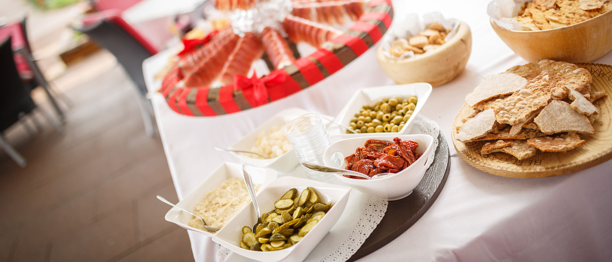 Buffet con pane e olive frullate - Hotel Amaten