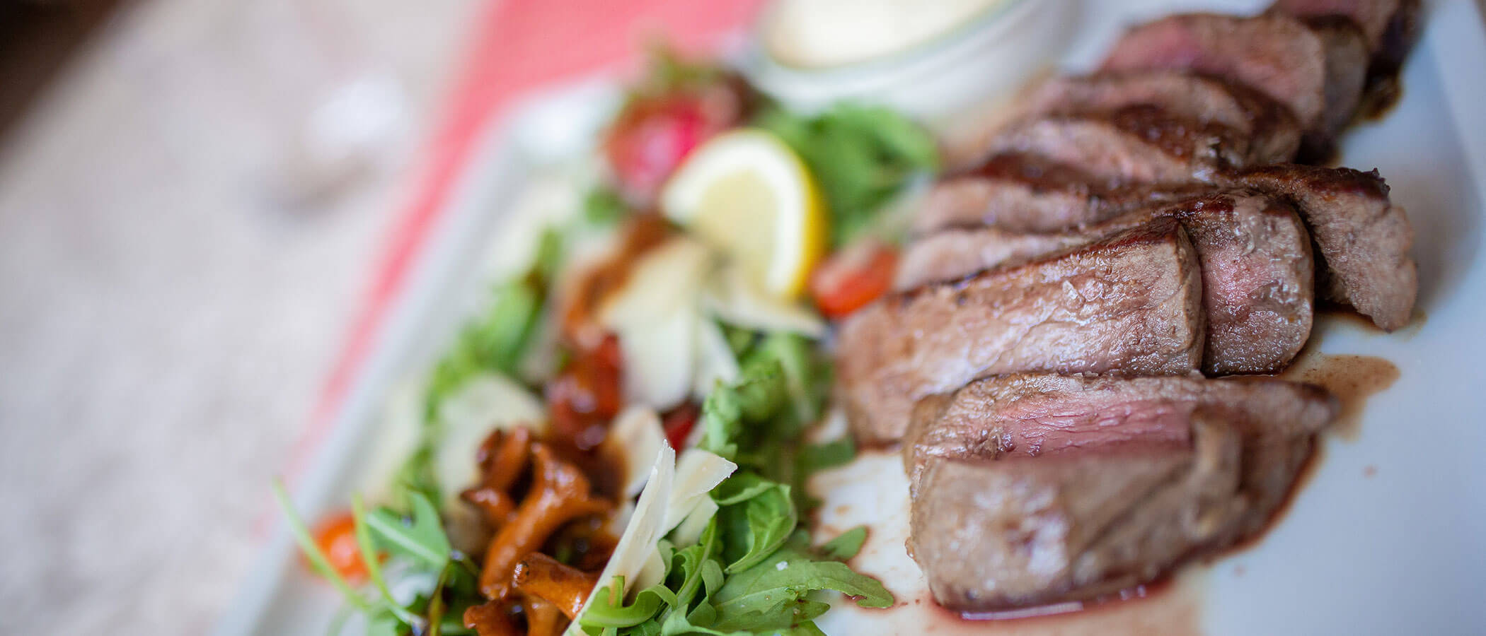 Indulgenza - carne con insalata e funghi su un piatto - Hotel Amaten