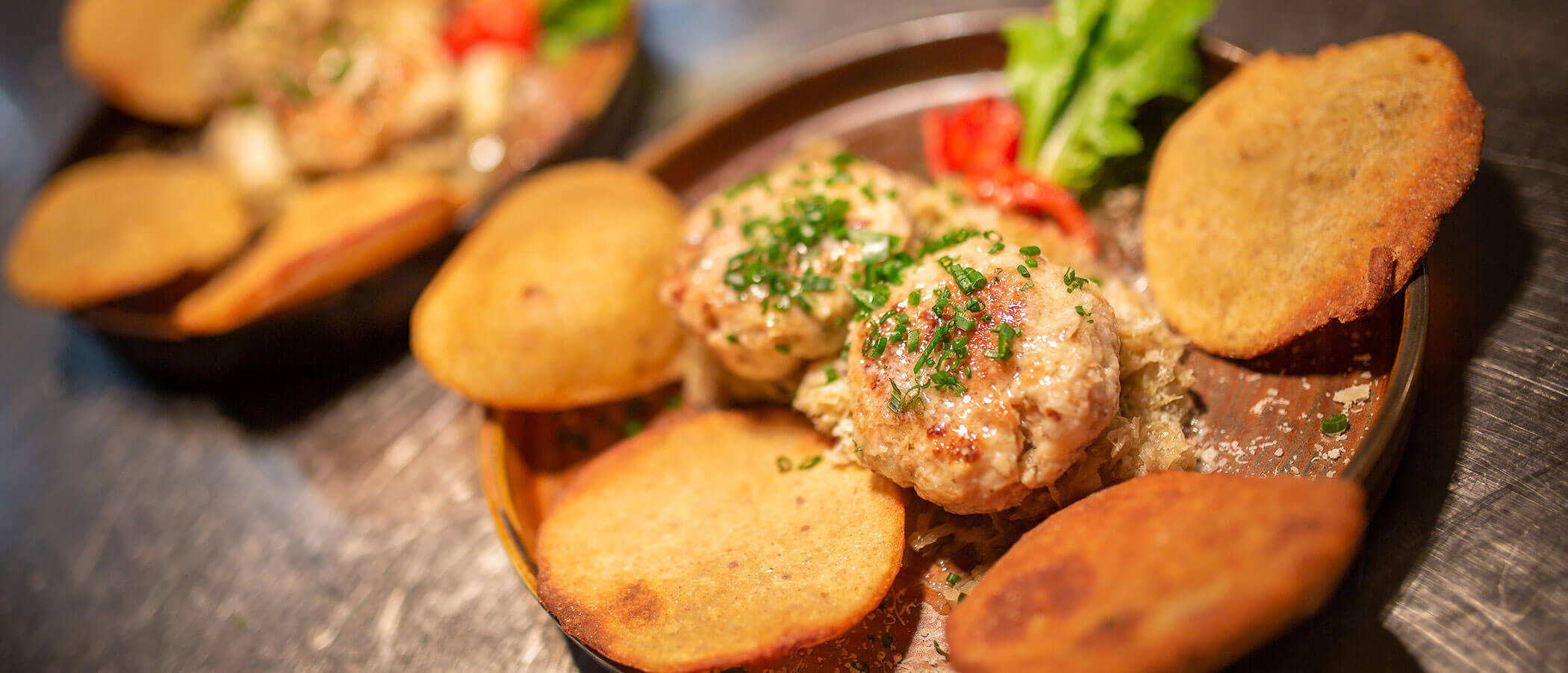 Locanda e ristorante di montagna - piatto di gnocchi su un piatto - Hotel Amaten