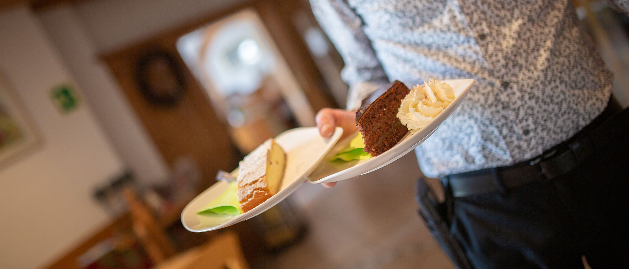 Torta su due piatti - dettaglio - strudel di mele e sacher - Hotel Amaten