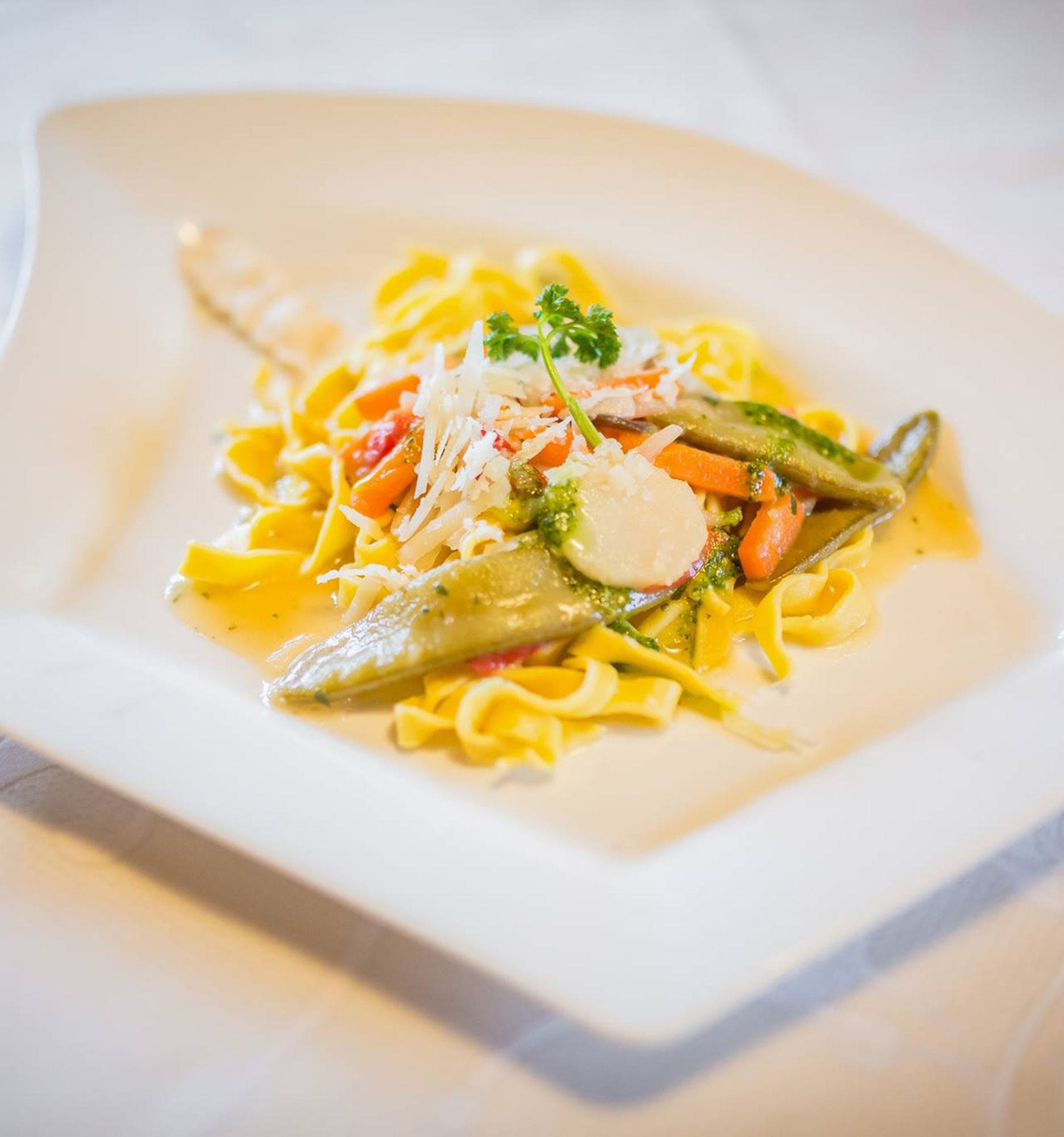 Pranzo - delizie culinarie - piatto di pasta con verdure - Hotel Amaten