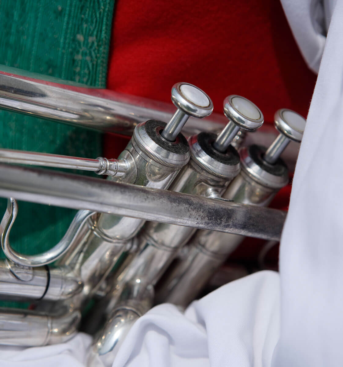 Sagre - dettaglio di un musicista con tromba - Hotel Amaten