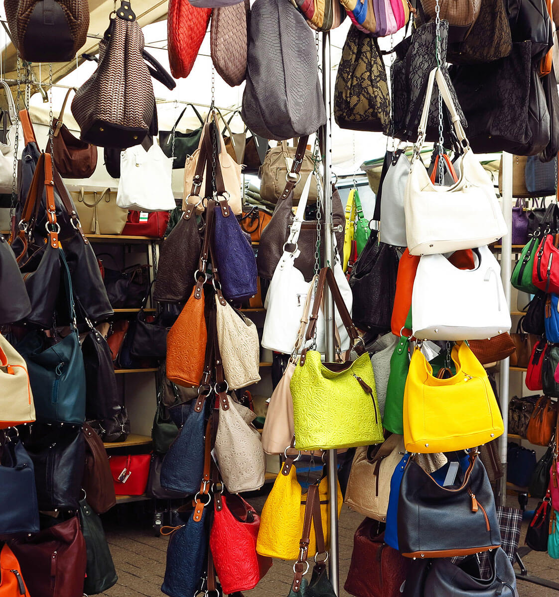 Mercato di Stegona - bancarella con borse varie - Hotel Amaten