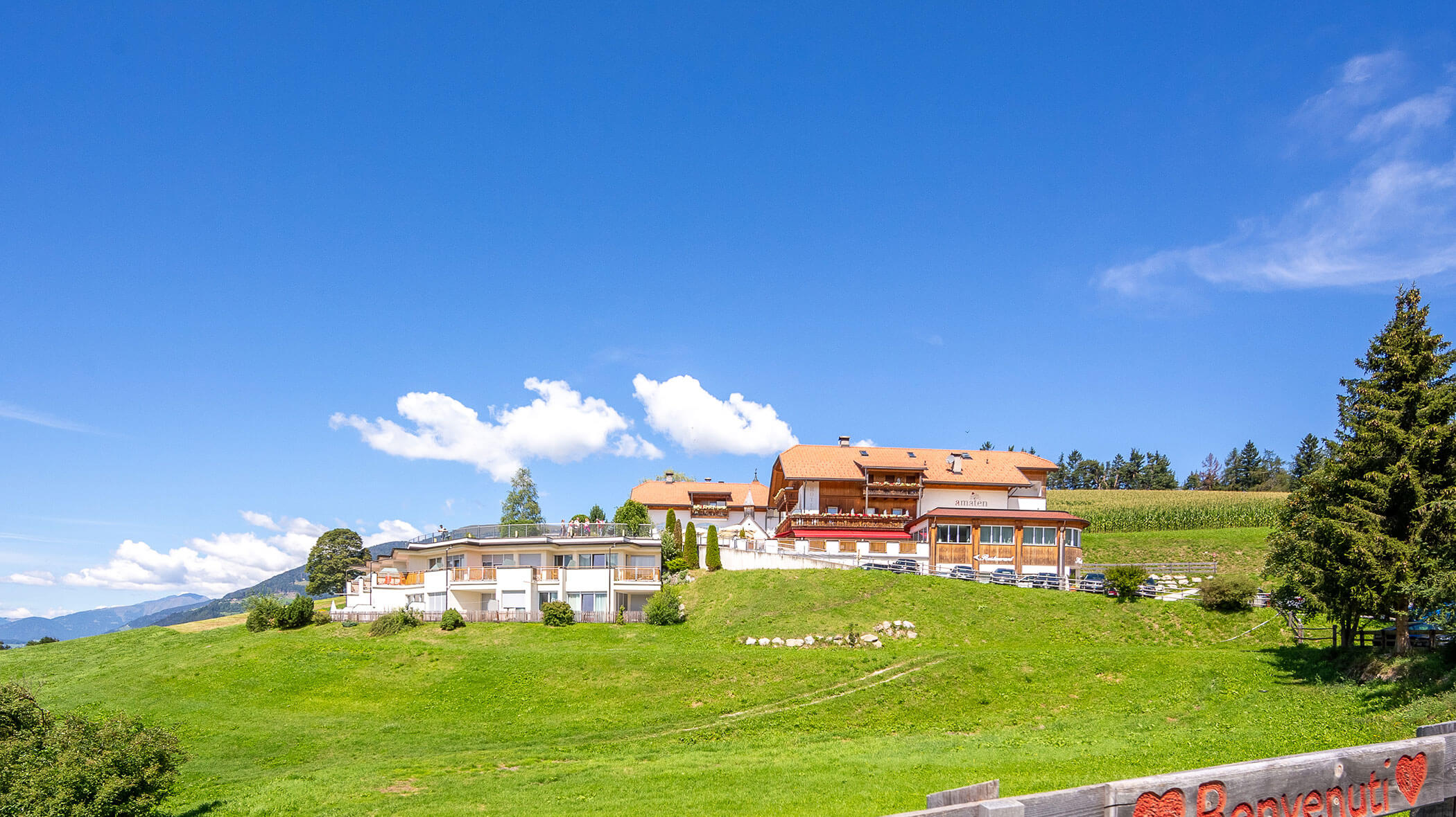 Hotel Amaten im Sommer - ringsum grüne Wiesen