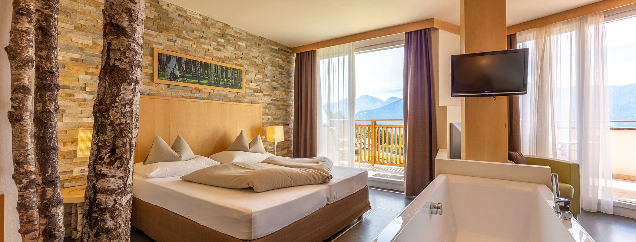 Special rooms - Innenansicht - Bett & Badewanne - Hotel Amaten