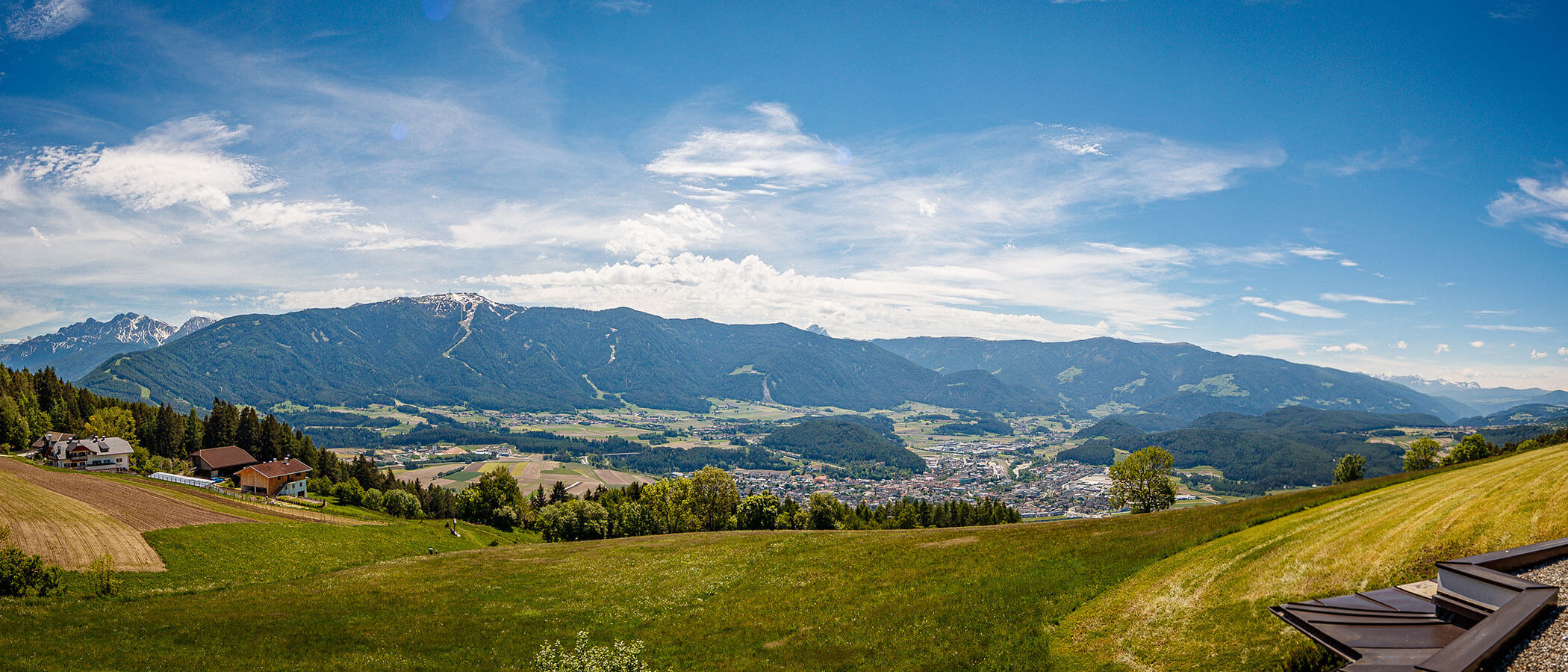 Vista su Brunico in Val Pusteria in estate - Hotel Amaten