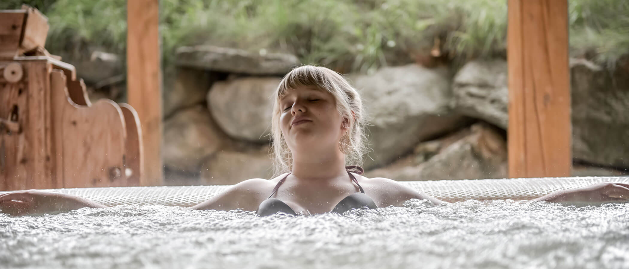 Idromassaggio - donna che si rilassa - formato orizzontale - Hotel Amaten