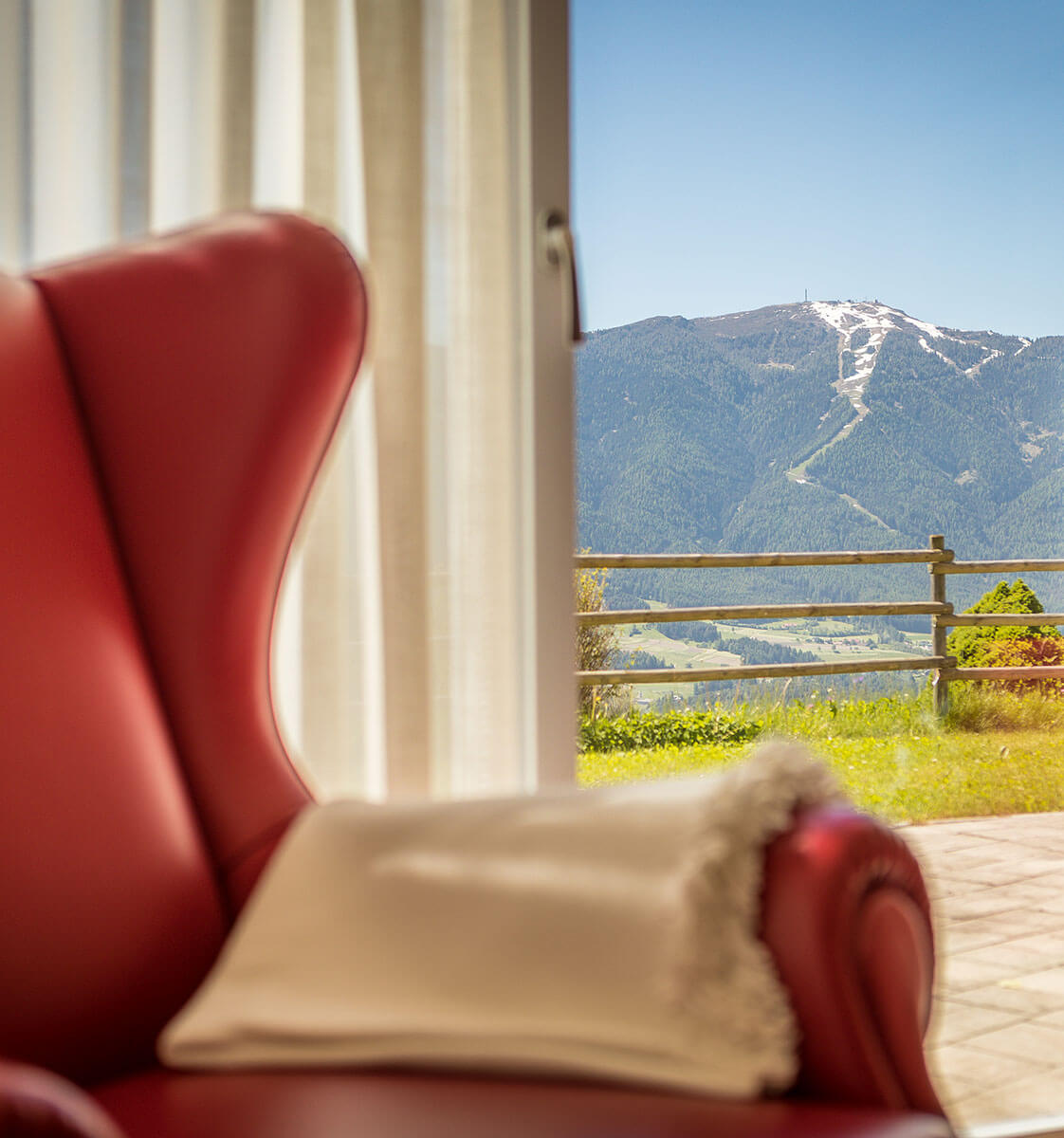 Tempo - dettaglio di una poltrona con vista sul Plan de Corones - Hotel Amaten