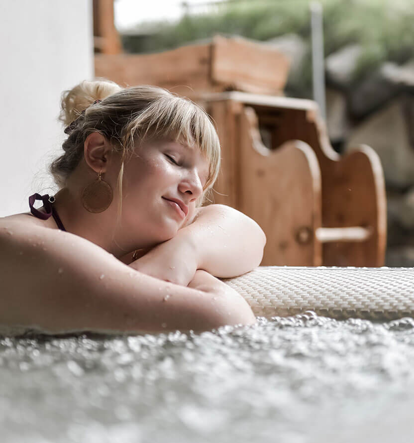 Benessere - donna che si rilassa nell'idromassaggio - Hotel Amaten