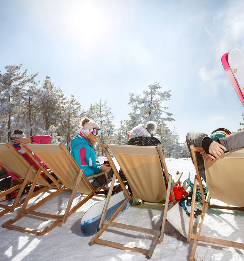 Winterspaß auf Sonnenliege mit Freunden - Hotel Amaten