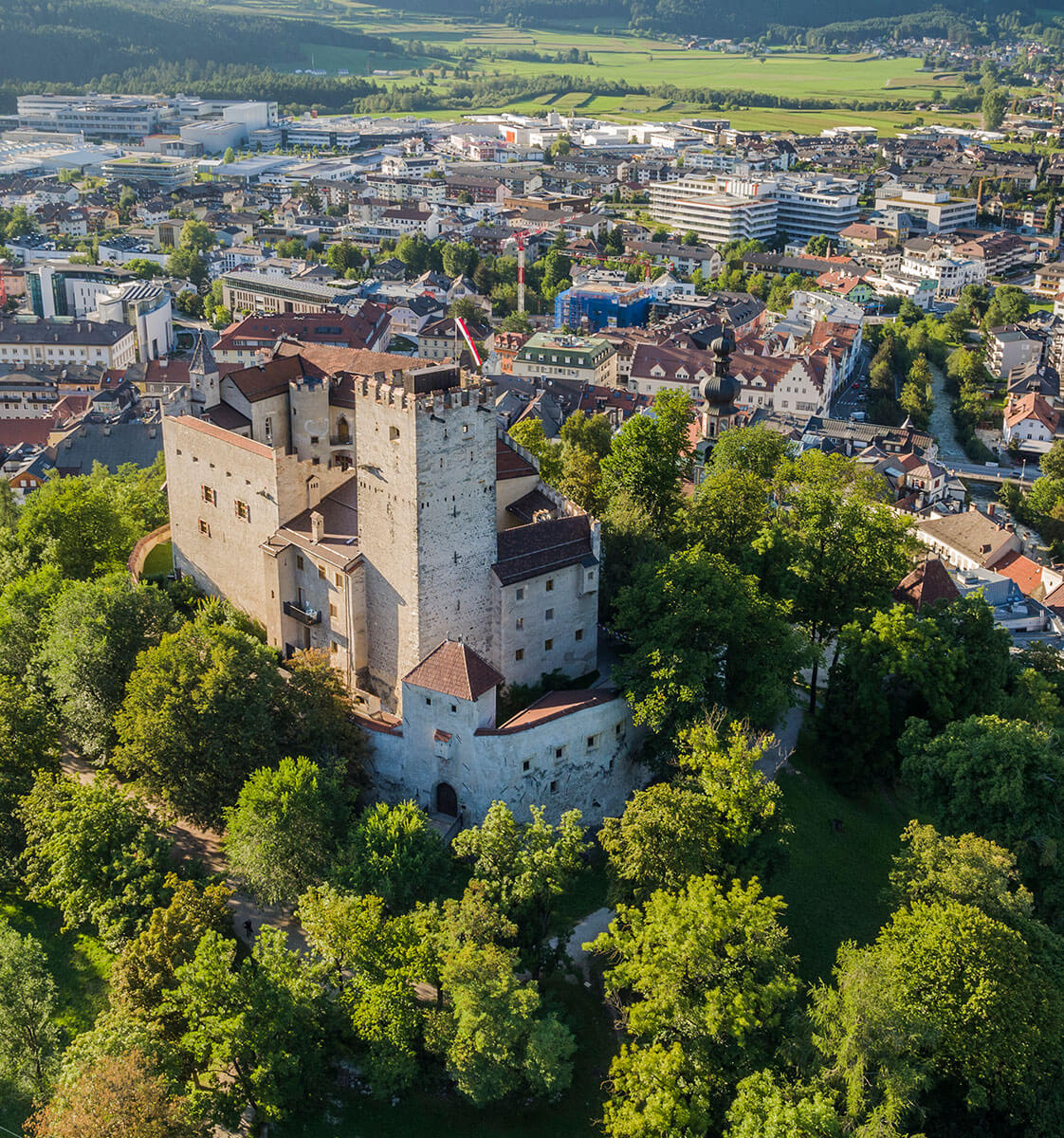 Schloss Bruneck im Sommer - Ansicht von oben - Hotel Amaten